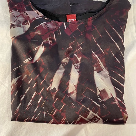 Black Olsen t-shirt with maroon and silver modern design - Picture 4 of 4